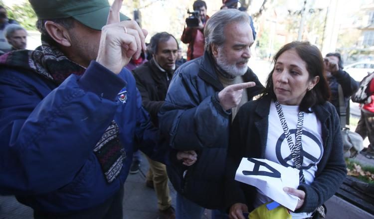 Venezolanos residentes en Chile se manifiestan cerca de la embajada de su país. /Foto EFE