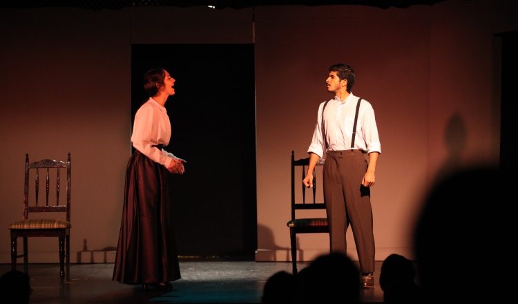Yerma (Oriana Vernet) y Juan (Oscar Murillo). Su hogar parece un campo de batallas. La tensión y la discusión son  el pan de cada día. /Foto Josué Arosemena.