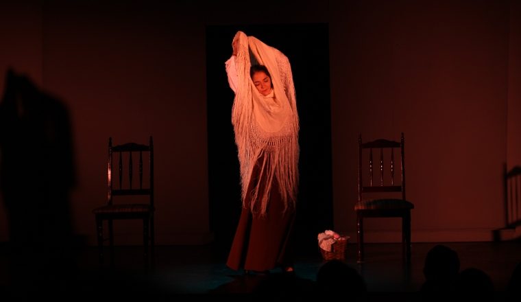 Oriana baila flamenco en la obra. 