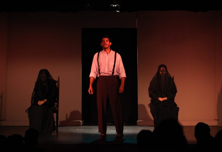 Juan y sus dos hermanas. Ellas vigilan a Yerma.