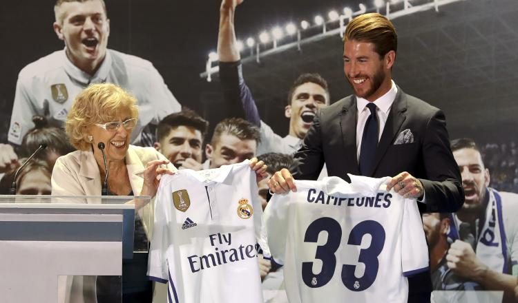 Sergio Ramos junto a Manuela Carmena. /Foto EFE