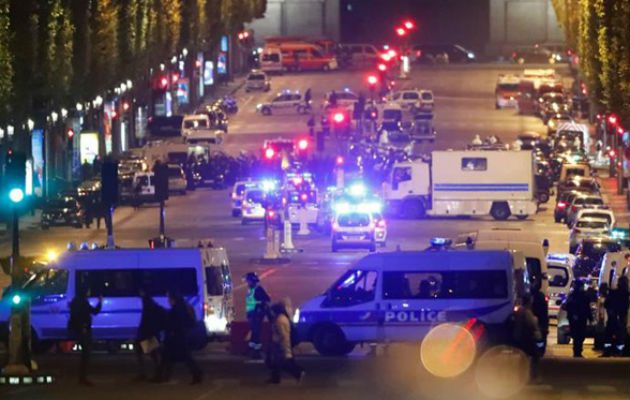 Un policía murió en la Avenida de los Campos Elíseos. Foto/ EFE