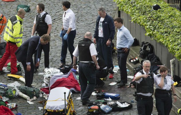 Un hombre mató a cinco personas frente al Parlamento británico.