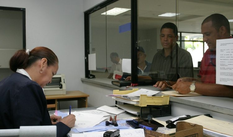 Trabajadores indican que la empresa gana al contar con  personal capacitado al  aumentar calidad. Archivo