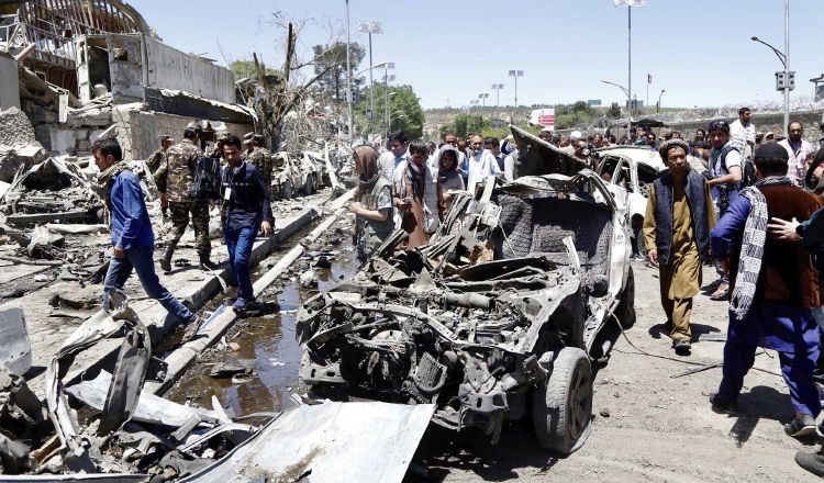 Vista de los destrozos provocados por la explosión ayer  de un coche bomba en la ciudad de Kabul. /Foto EFE.
