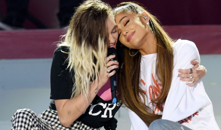 Ariana Grande y Miley Cyrus interpretaron un tema juntas. /Foto AP