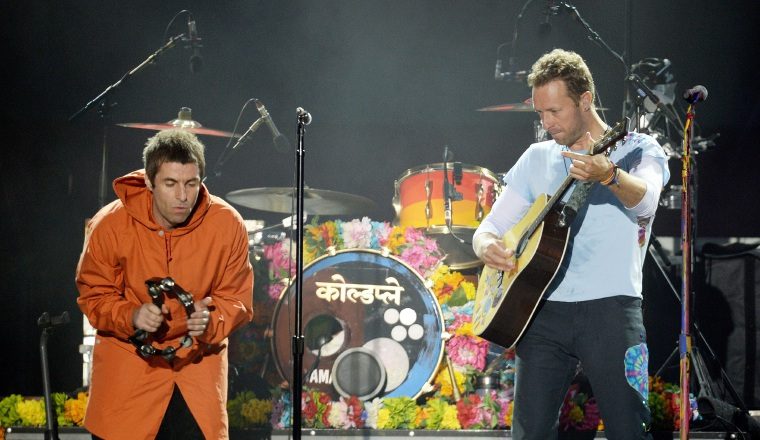 Liam Gallagher y Chris Martin actuaron ante un nutrido público.