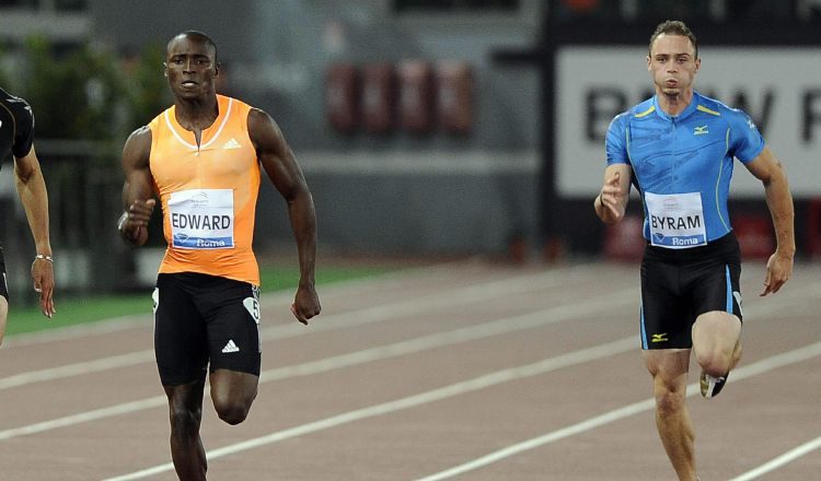 Alonso Edward (izq.) se prepara para el Mundial de Atletismo. 