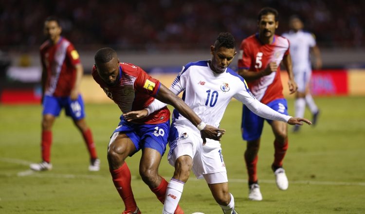 Ismael Díaz (dcha.) generó jugadas de gol, sin embargo, no pudo concretar. /Foto AP