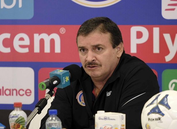 Óscar Ramírez en conferencia de prensa.