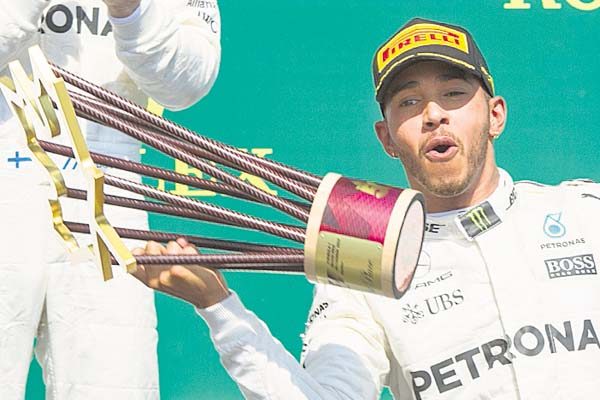 Lewis Hamilton posa con el trofeo de ganador. /Foto AP