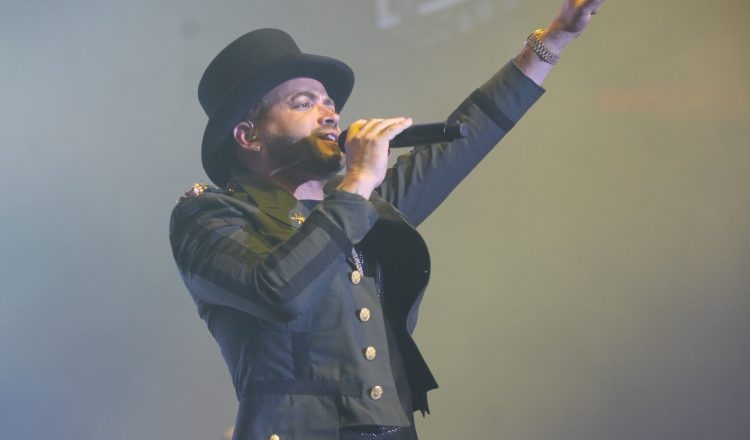 El público se emocionó al escuchar el tema "Valiente", de Nacho. /Foto Josué Arosemena