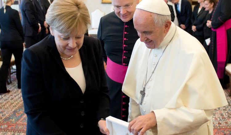 Ángela Merkel y Francisco. /Foto AP