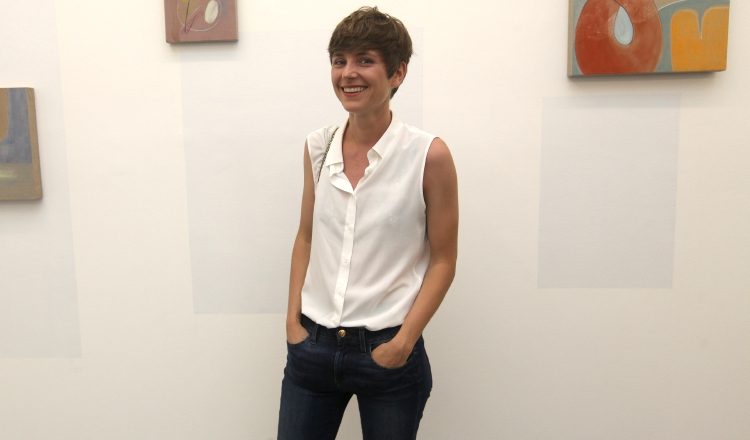 Elsa Louise- Manceaux junto a algunos de los trabajos de esta individual, en Diablo Rosso, Casco antiguo. /Foto Aurelio Herrera Suira.