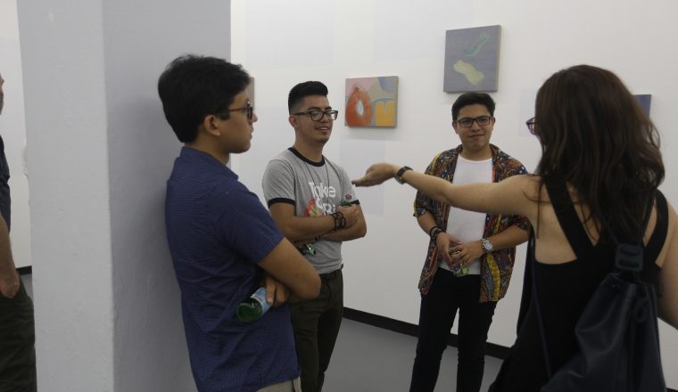 Hay muchos jóvenes entre quienes visitan la muestra.