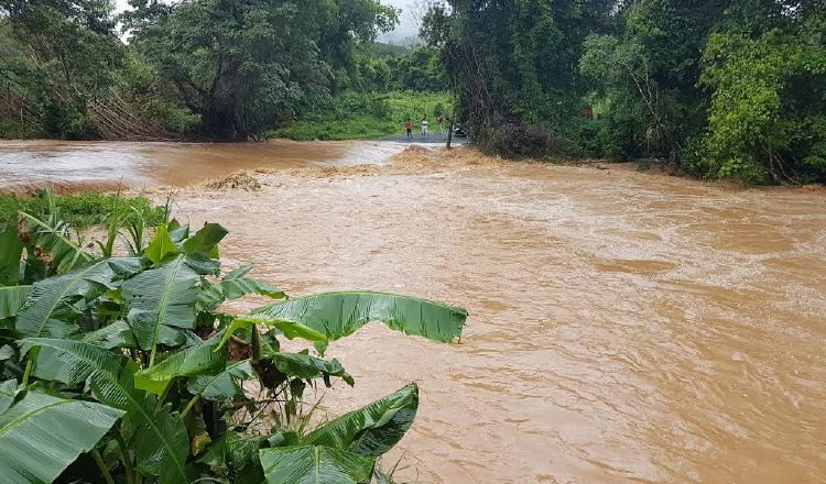 El río Bique se salió de su cauce bloqueando caminos. /Foto Raimundo Rivera 