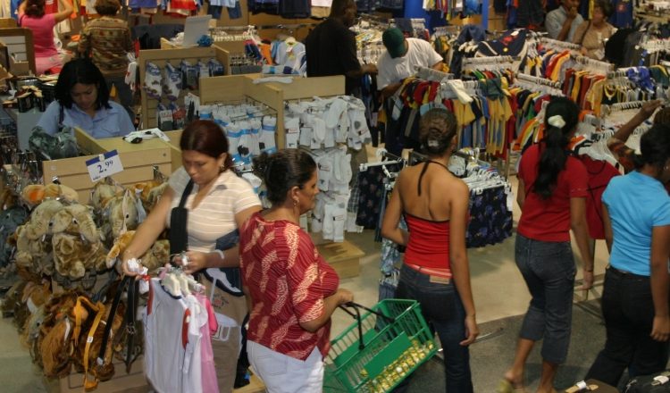 Los consumidores perciben que el costo de la vida ha aumentado. /Foto Archivo