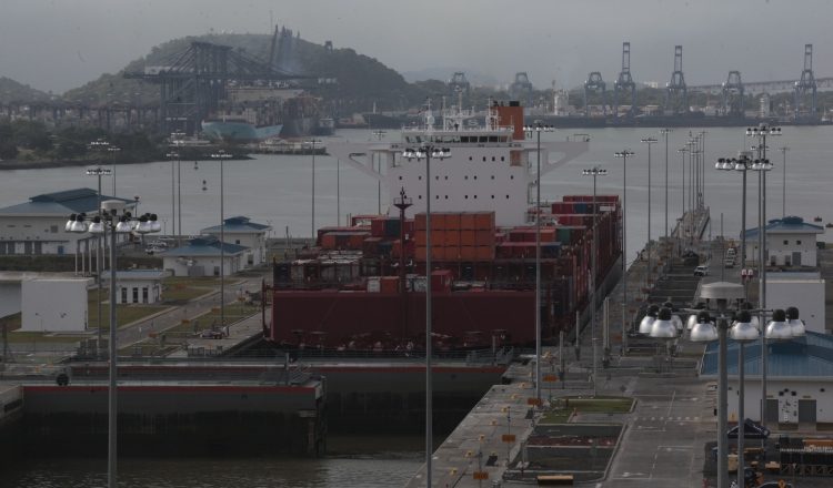 El Canal de Panamá busca nuevas fuentes de ingresos adicionales, ante la competencia que enfrenta con otras rutas. /Foto Archivo