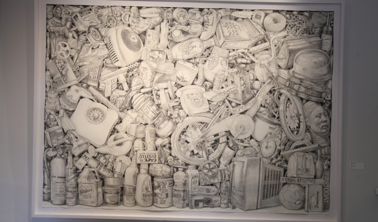 Trabajo de Jairo Alfonso, donde queda de relieve esa característica del humano de acumular "cosas". /Foto Aurelio Herrera Suira