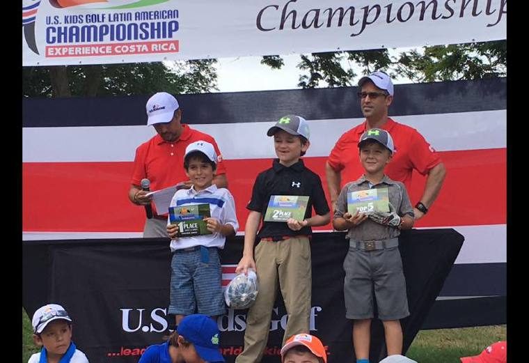 5.  Ernesto Durán  (izq.) durante la ceremonia de premiación de su categoría.