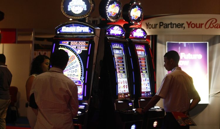 Las apuestas en las máquinas tragamonedas tipo A cayeron $152 millones en el primer semestre de 2017. /Foto Archivo