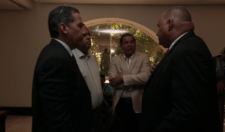 César Sanjur (centro) abandonó la reunión de la bancada del PRD. /Foto Víctor Arosemena