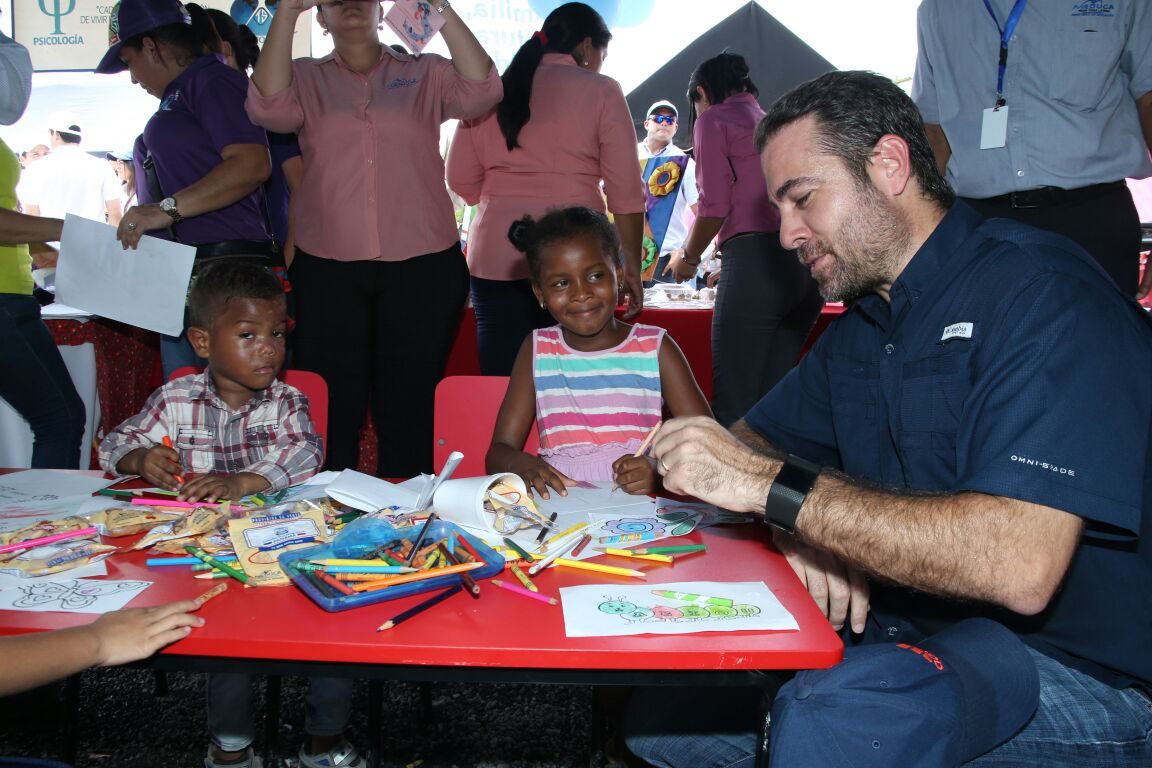 Etchelecu fue muy servicial con niños y adultos / Redes Sociales.