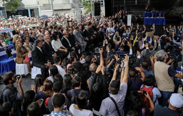 Simpatizantes asistieron a la sesión. Foto/ EFE