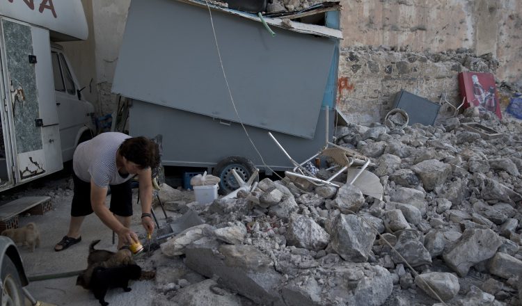 Revisan los daños materiales en la Isla griega de Kos. AP