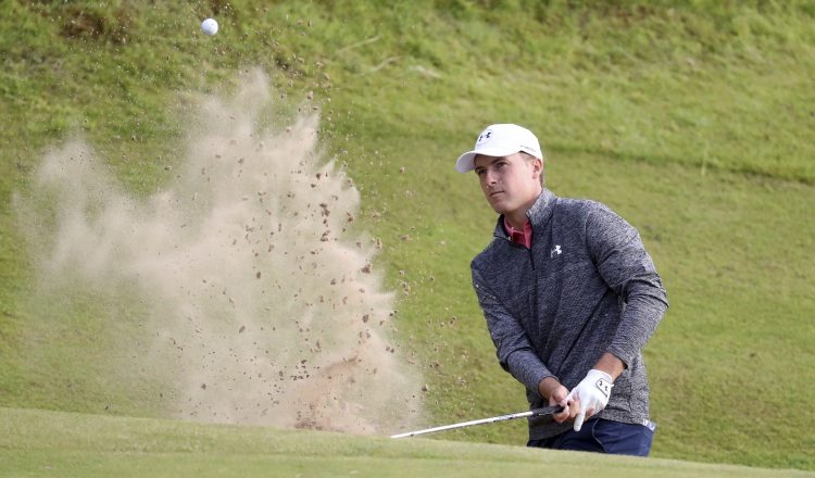 Jordan Spieth sale de la trampa de arena del hoyo 17. AP