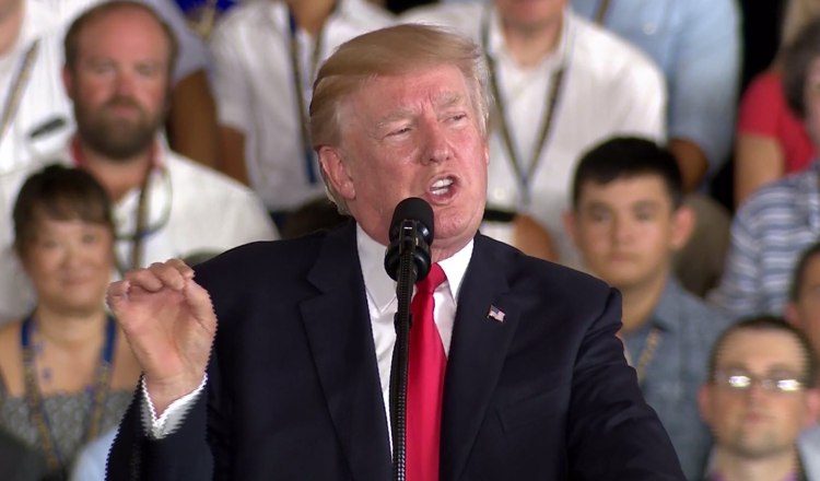 El presidente Donald Trump ha emitido duras críticas contra sus aliados políticos. AP