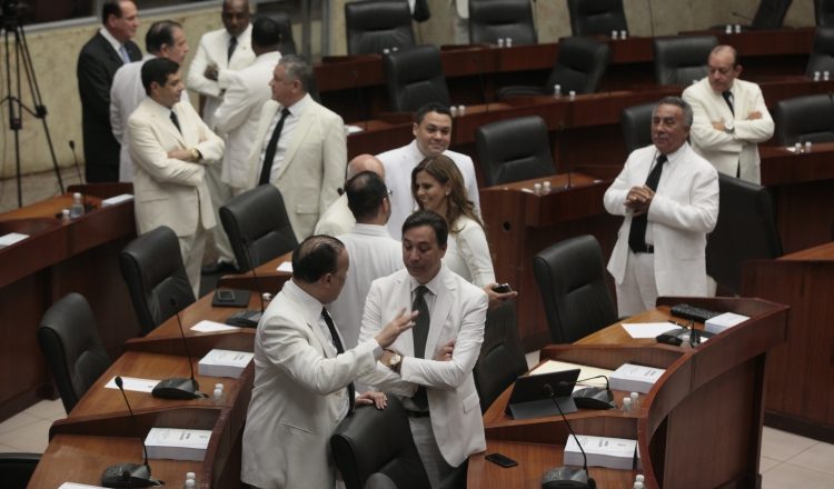 Diputados afirman que la intención de aprobar el proyecto de ley 43 sería para beneficiar a minorías.