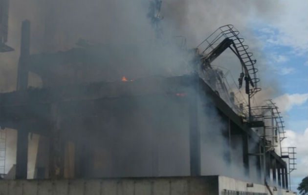 Luchan por controlar el incendio. Foto: Mayra Madrid. 