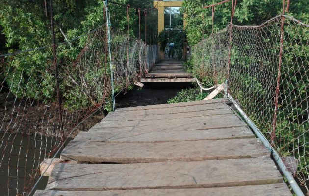 Ahora con el derrumbe en parte del puente colgante, la gente deberán atravesar un estero, pero si no sube la marea. Foto: Eric Montenegro