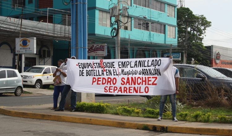 Residentes de Arraiján se mantuvieron en el lugar de los hechos. /Foto Eric Ariel Montenegro