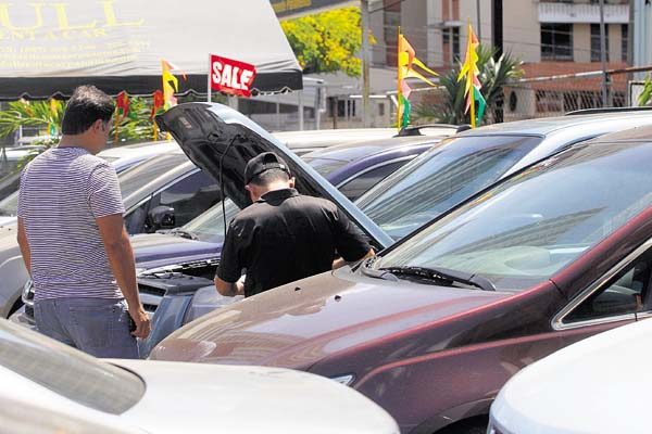 Los compradores meditan más antes de comprar un auto de segunda. /Foto Archivo