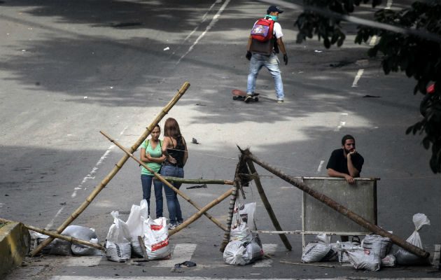 Bloquean calle en Caracas. Foto/ EFE
