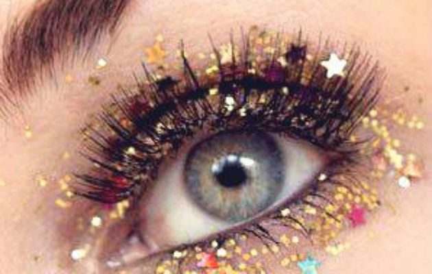 La nueva tendencia en maquillaje con estrellas en los ojos.