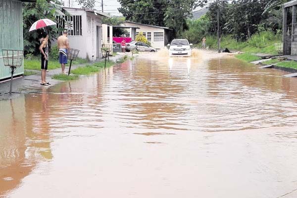 Así se veían las calles de San Bernardino, en Arraiján,  la tarde de ayer tras las fuertes lluvias. /Foto Eric A. Montenegro