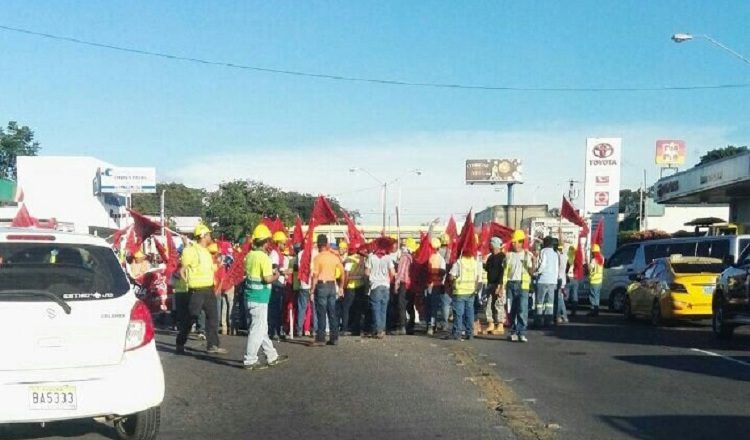 Portando la tradicional banderola del sindicato, los trabajadores exigían los nombres de implicados. /Foto José Vásquez 