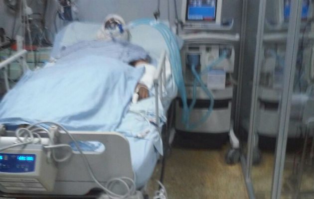 Presenta un 15 % de quemaduras en su cuerpo. 