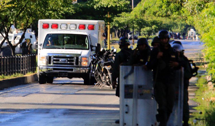 Una ambulancia llega a la Brigada 41 del Batallón Paramacay. /Foto EFE