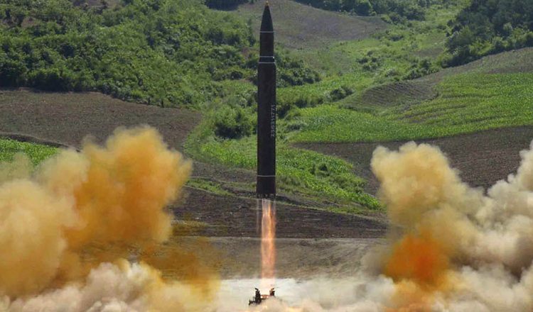 Foto archivo del lanzamiento en Corea del Norte del misil balístico intercontinental Hwasong-14. /Foto AP