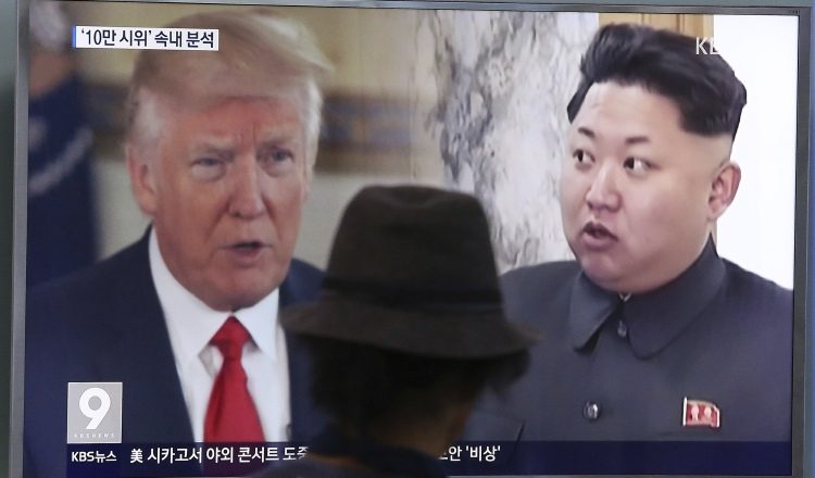 Un hombre ve un noticiero de TV en la estación del tren de Seúl, en el que aparecen el presidente Donald Trump y Kim Jong Un. /Foto AP