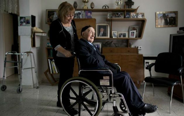 Yisrael Kristal junto a su hija. Foto/ EFE