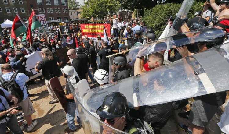 Enfrentamientos entre supremasistas y la policía de Virginia. /Foto AP