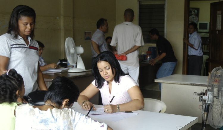 Amyleth Torres, de la Oficina de Resolución Alterna de Conflictos del Mingob, indicó que los jueces de paz están abocados a llevar a comunidades una convivencia pacífica. /Foto Archivo