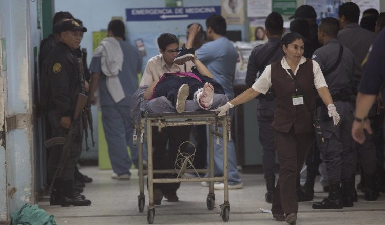Las enfermeras transportan a Astrid Villatoro herido por una bala perdida. /Foto AP
