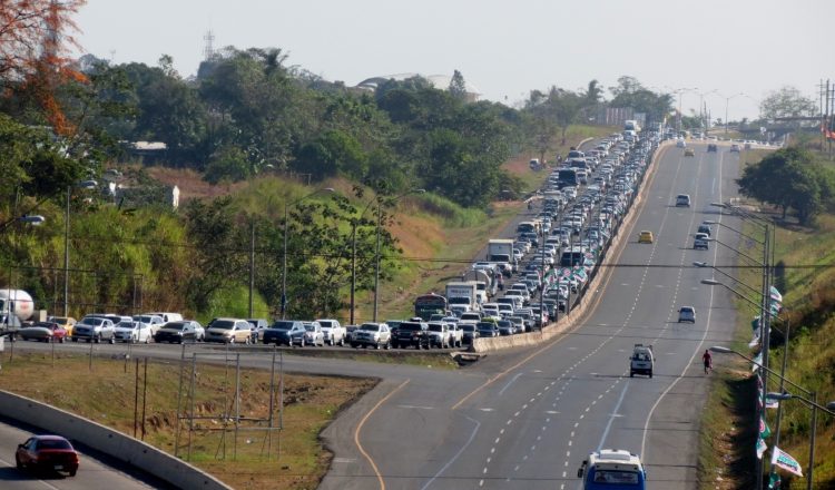 La expansión de la carretera desde La Chorrera a San Carlos mejorará el flujo vehicular de los visitantes al interior del país. Archivo