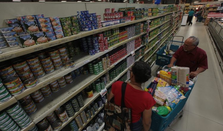 La realidad del panameño es que el salario no le alcanza para cubrir todas sus necesidades básicas, según sindicatos. /Foto Archivo